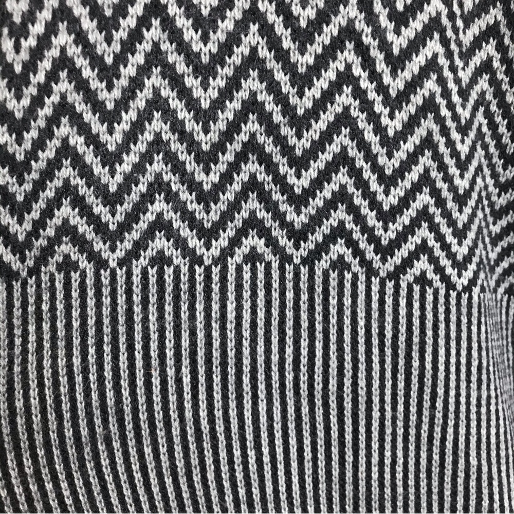 Avenue : size one size : oversized gray zig-zag striped print fall open cardigan - Picture 3 of 6